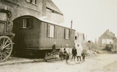 Kinder und Familien im Nachkriegsfrankreich, Lens, Pas-de-Calais, 1919 von American Photographer